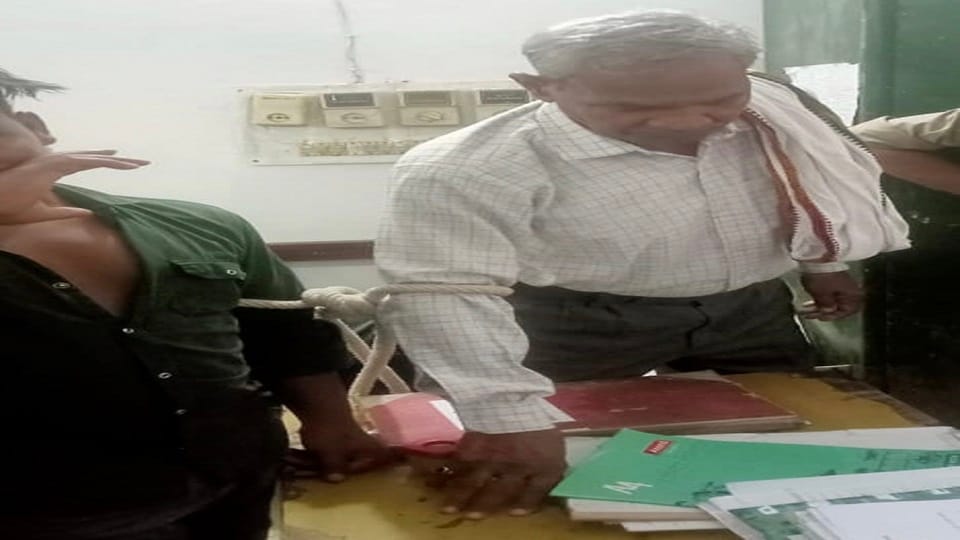 lawyers got angry seeing  rope tied in the hands of advocate who was brought to the court