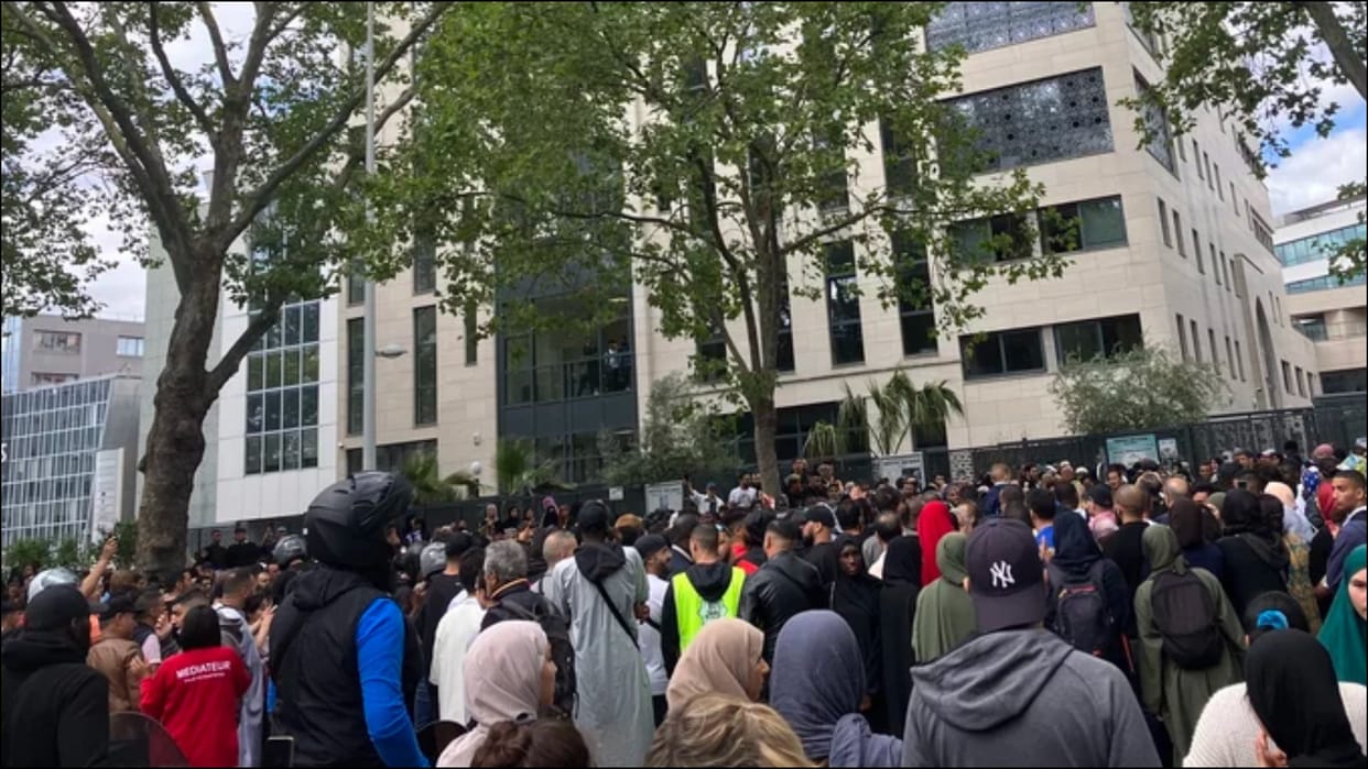 France shooting Hundreds of young men say goodbye to French teen killed by police
