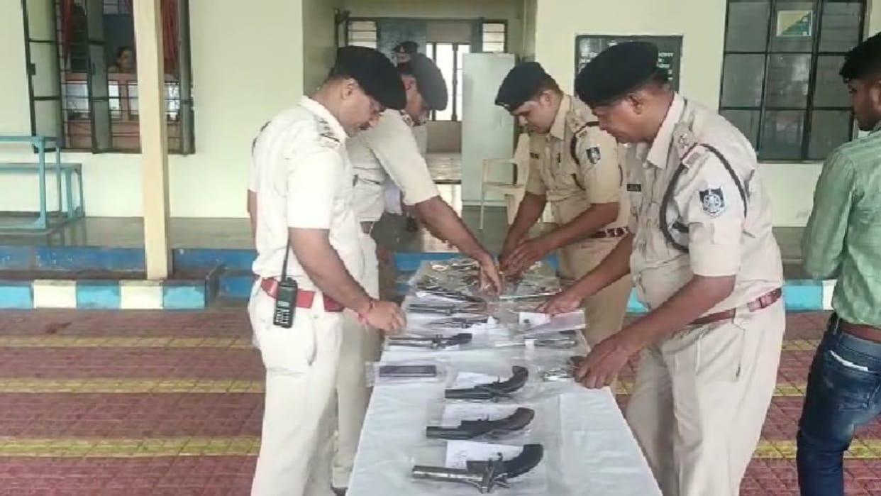 Interstate smuggler arrested with large consignment of illegal weapons going to Barmer in Barwani