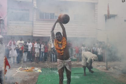 Bathing with boiling milk and head thrown in fire chanting Har Har Mahadev during worship of Krishna