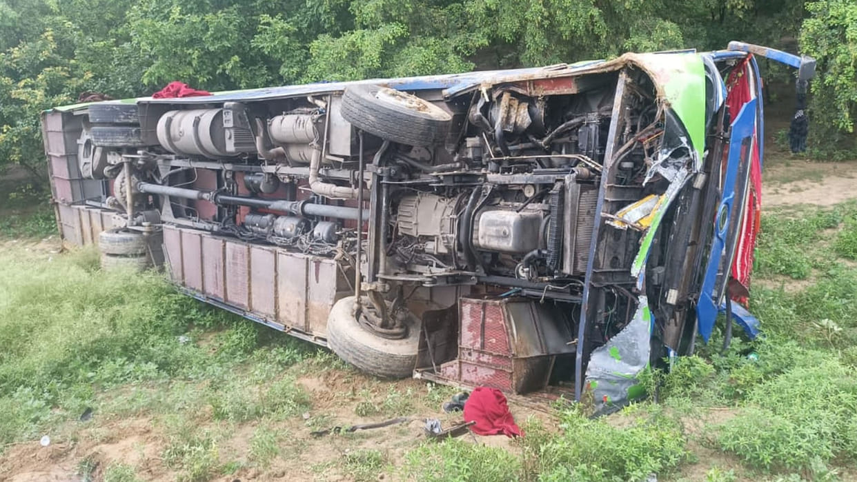 Kanpur Dehat: Uncontrollable bus overturned after falling from the highway, 17 passengers injured