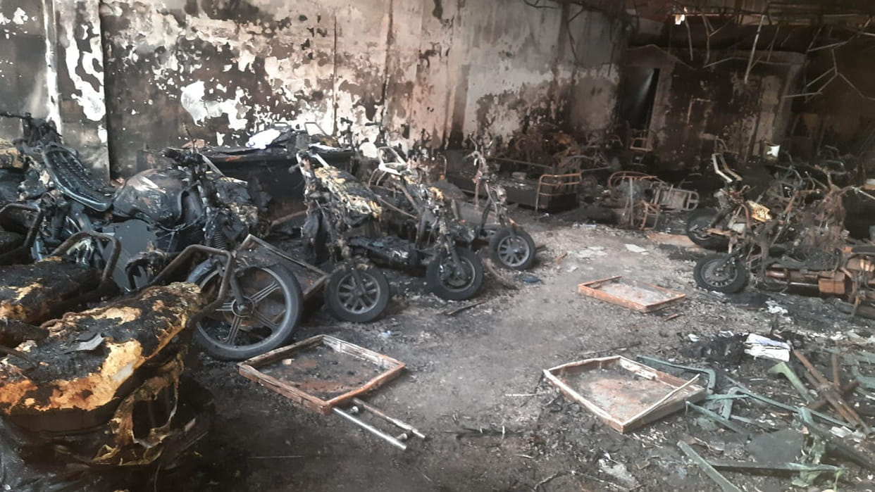 Kanpur: 48 vehicles burnt due to fire in electronic scooty showroom, businessman scorched