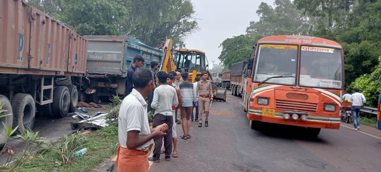 Unnao Accident, Truck rammed into a dumper from behind and driver died, 15 KM jam on Kanpur Lucknow highway