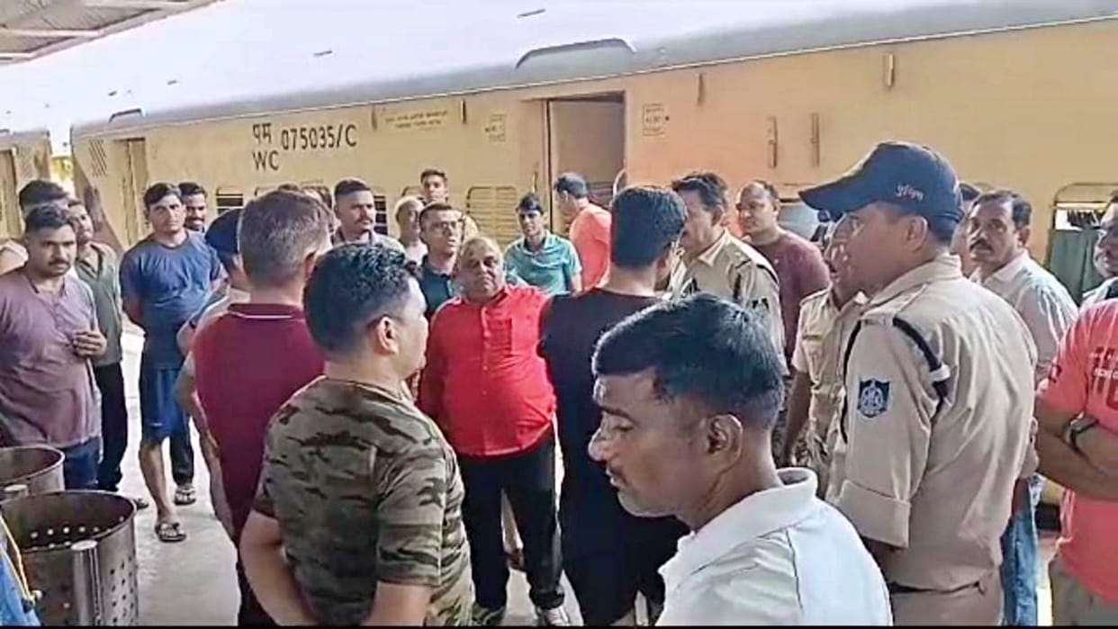 BSF jawans furious after seeing dirt in election special train in Katni