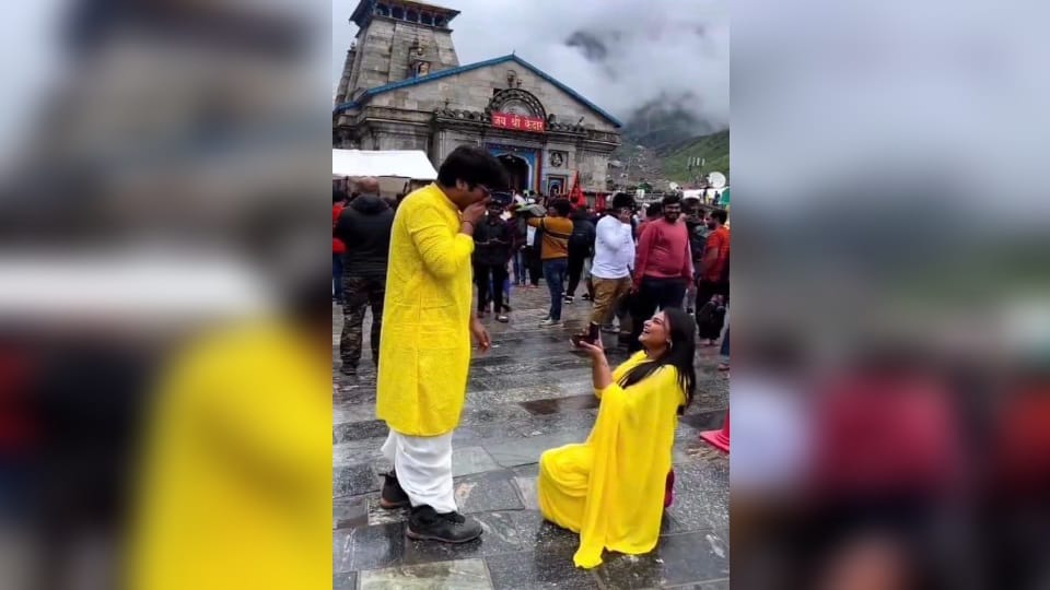 Chardham Yatra 2023: Famous vlogger Propose her Boyfriend in Kedarnath temple premises video viral