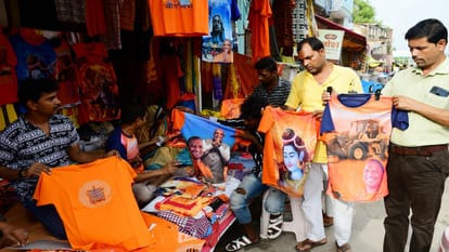 Kanwar Yatra: Modi-Yogi T-shirts are the first choice of Kanwariyas, Trishul-Damru prints also dominated