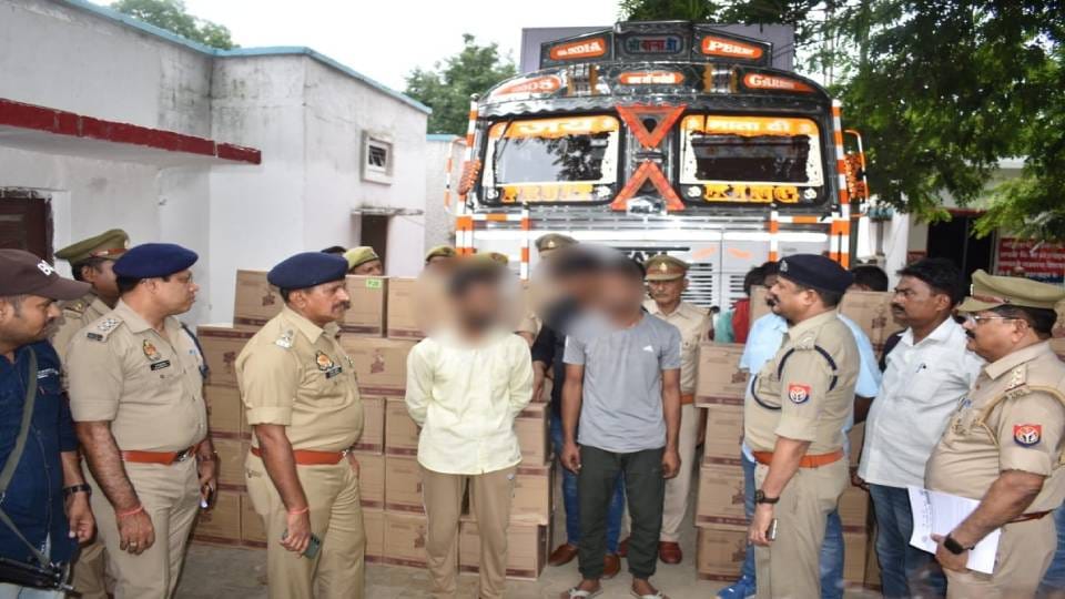 Police arrested two smugglers in Mainpuri recovered liquor worth lakhs from their possession