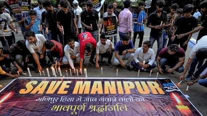 मणिपुर हिंसा में जान गंवाने वालों को श्रद्धांजलि देते लोग।