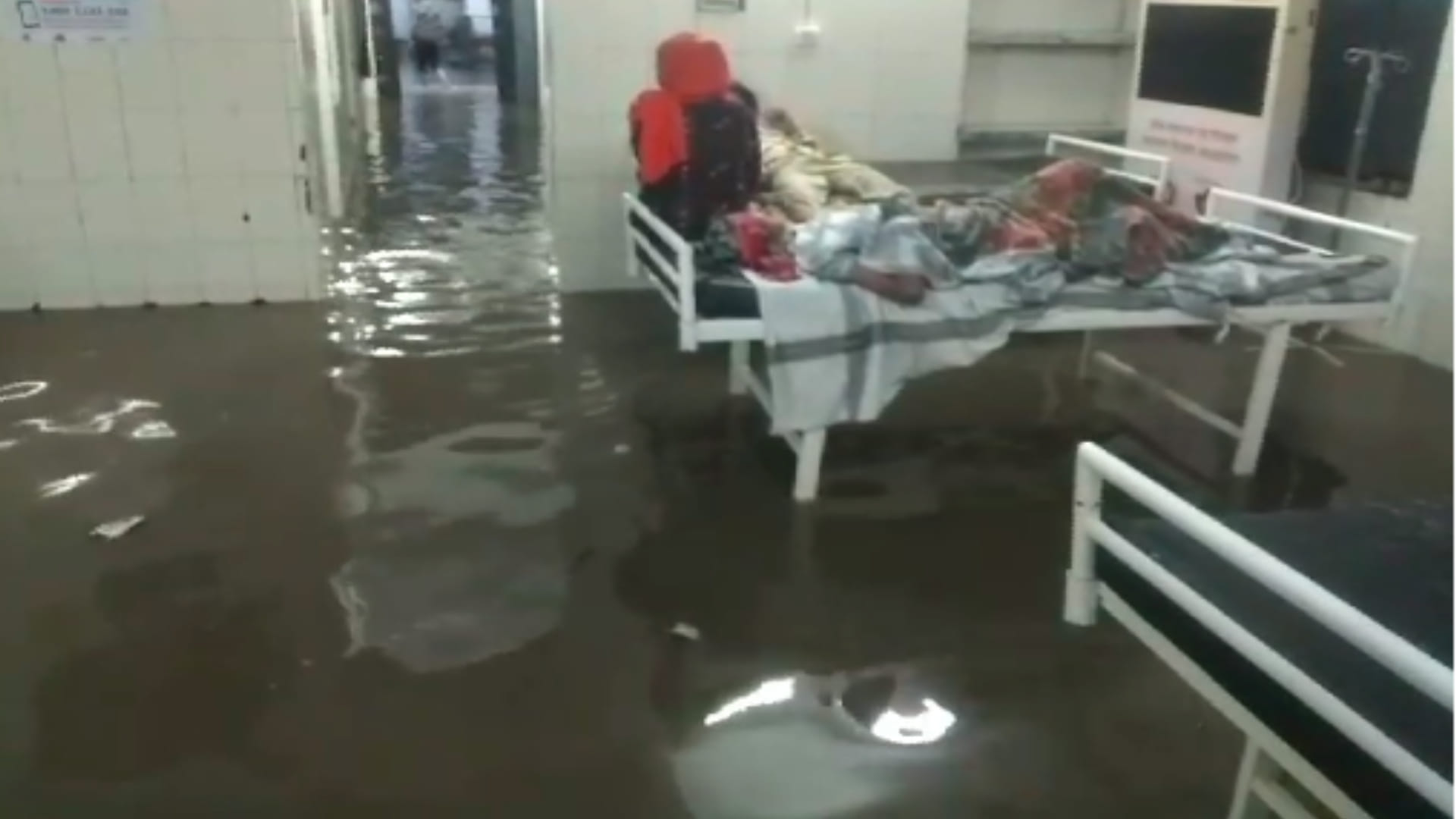 मुरैना जिले के सरकारी अस्पताल में पानी भर गया।