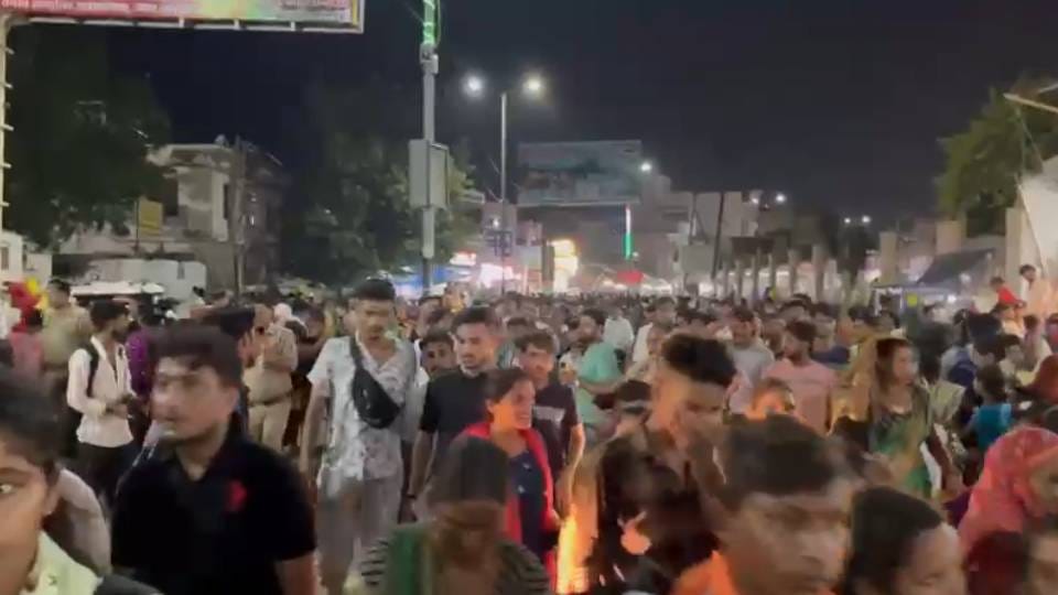 there was traffic jam on all roads leading to Govardhan On fourth day of Mudia Purnima fair in Mathura