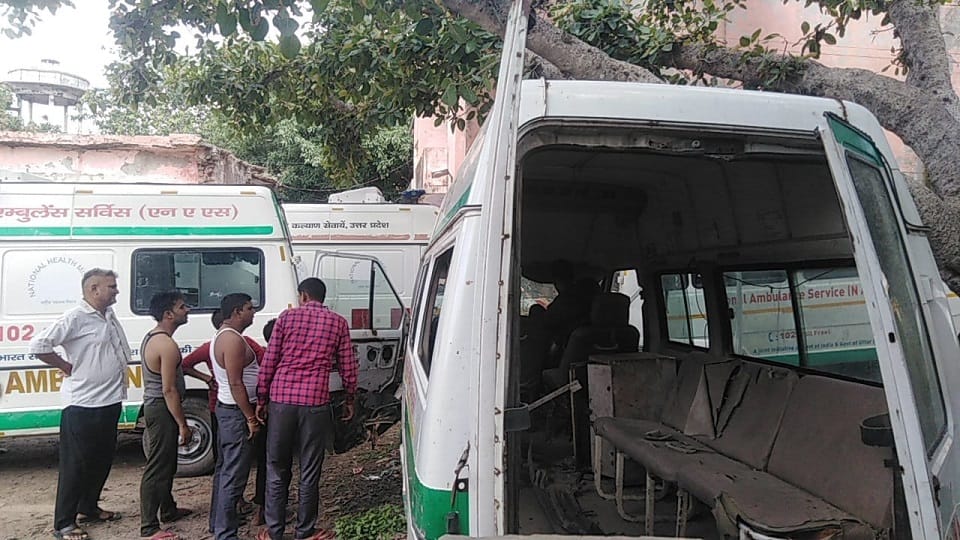 young man broke glasses of ambulance, then proceeded towards police station