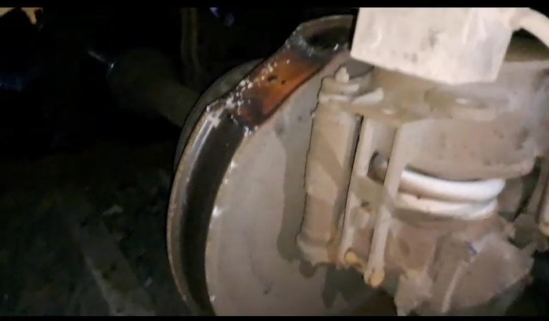 Passengers pulled the chain to avoid the train accident, Pawan Express escaped from the accident in Bihar