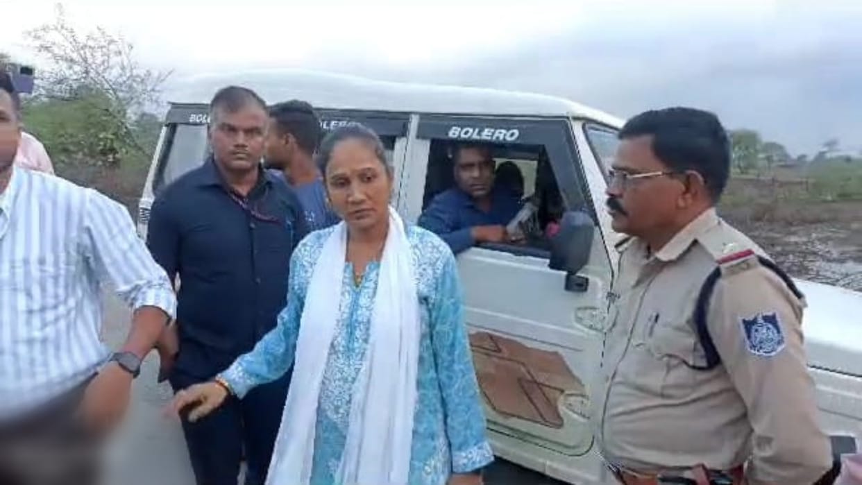 Patharia MLA Rambai stopped action of Barkhedi police to cut challans of people