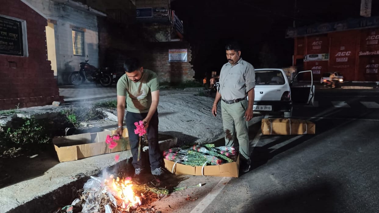 farmers set flowers on fire after HRTC driver denied to carry to delhi