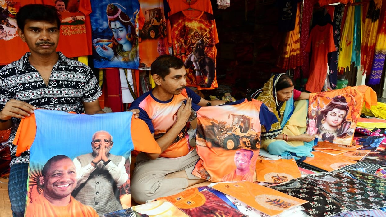 Kanwar Yatra: Modi-Yogi T-shirts are the first choice of Kanwariyas, Trishul-Damru prints also dominated