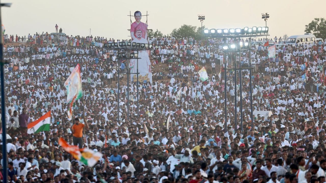 राहुल गांधी की जनसभा में उमड़े लोग।