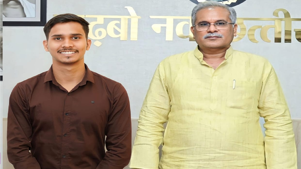 Chhattisgarh: Student leader Puneshwar Lahare met to CM Bhupesh Baghel