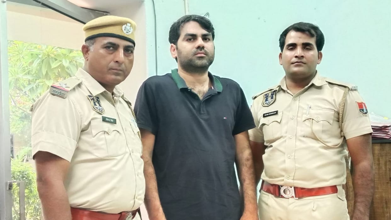 Rajasthan News Government official arrested for molesting girls on the road in Jaipur