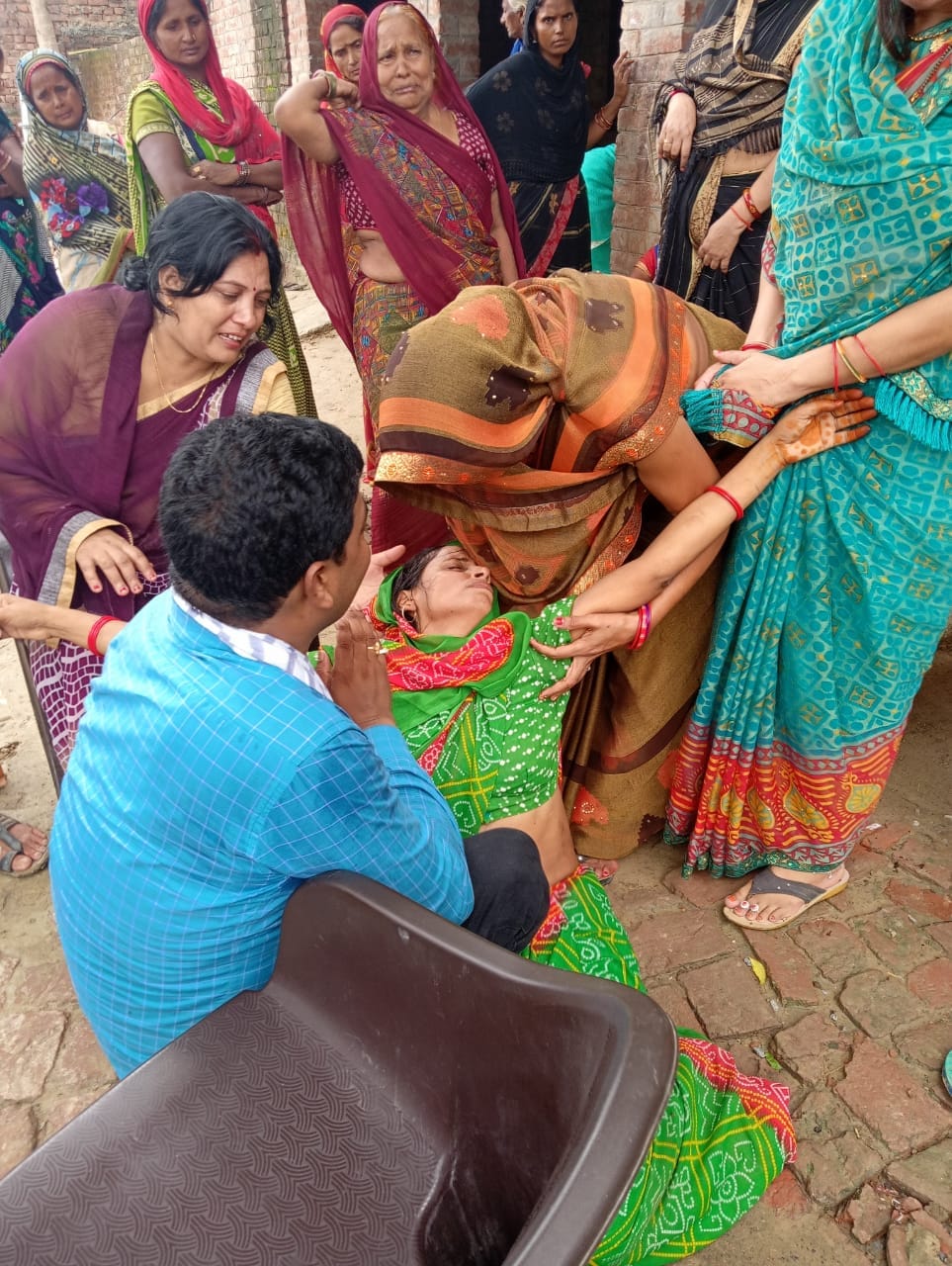 Azamgarh: School peon dies due to electrocution, family alleges murder, investigation continues