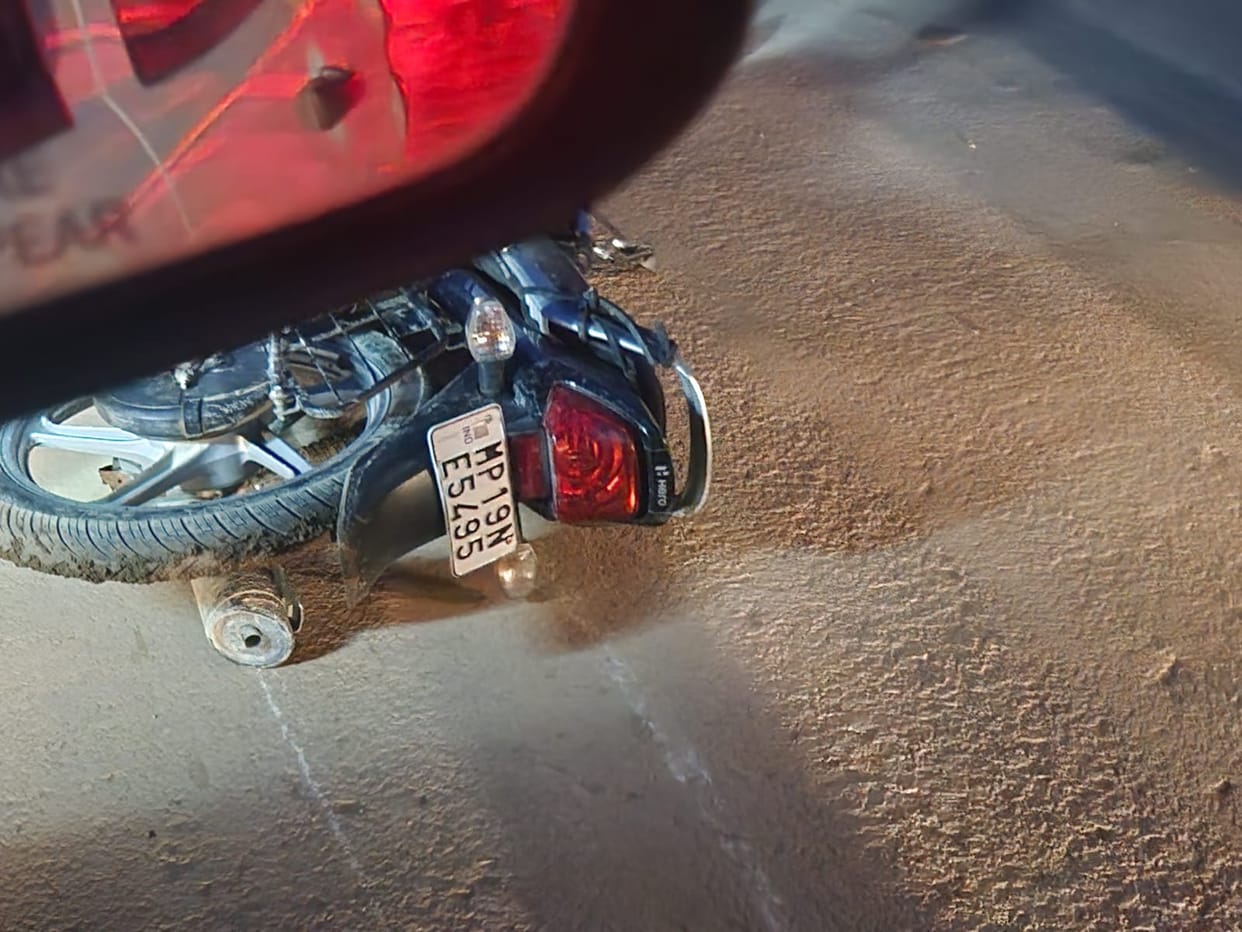 Satna: Bike came under the wheels of truck on Maihar bypass, mother died, son seriously injured