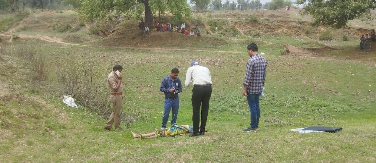 Sonebhadra News: Dead body of missing woman found in field, marks of wound on neck and body, fear of murder