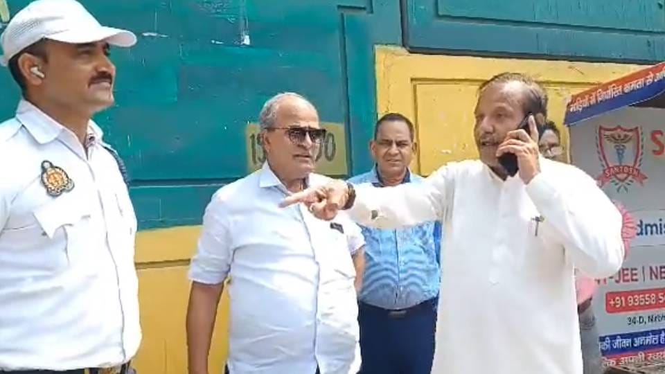 BJP MLA scolded police at crossroads On taking bribe in Agra