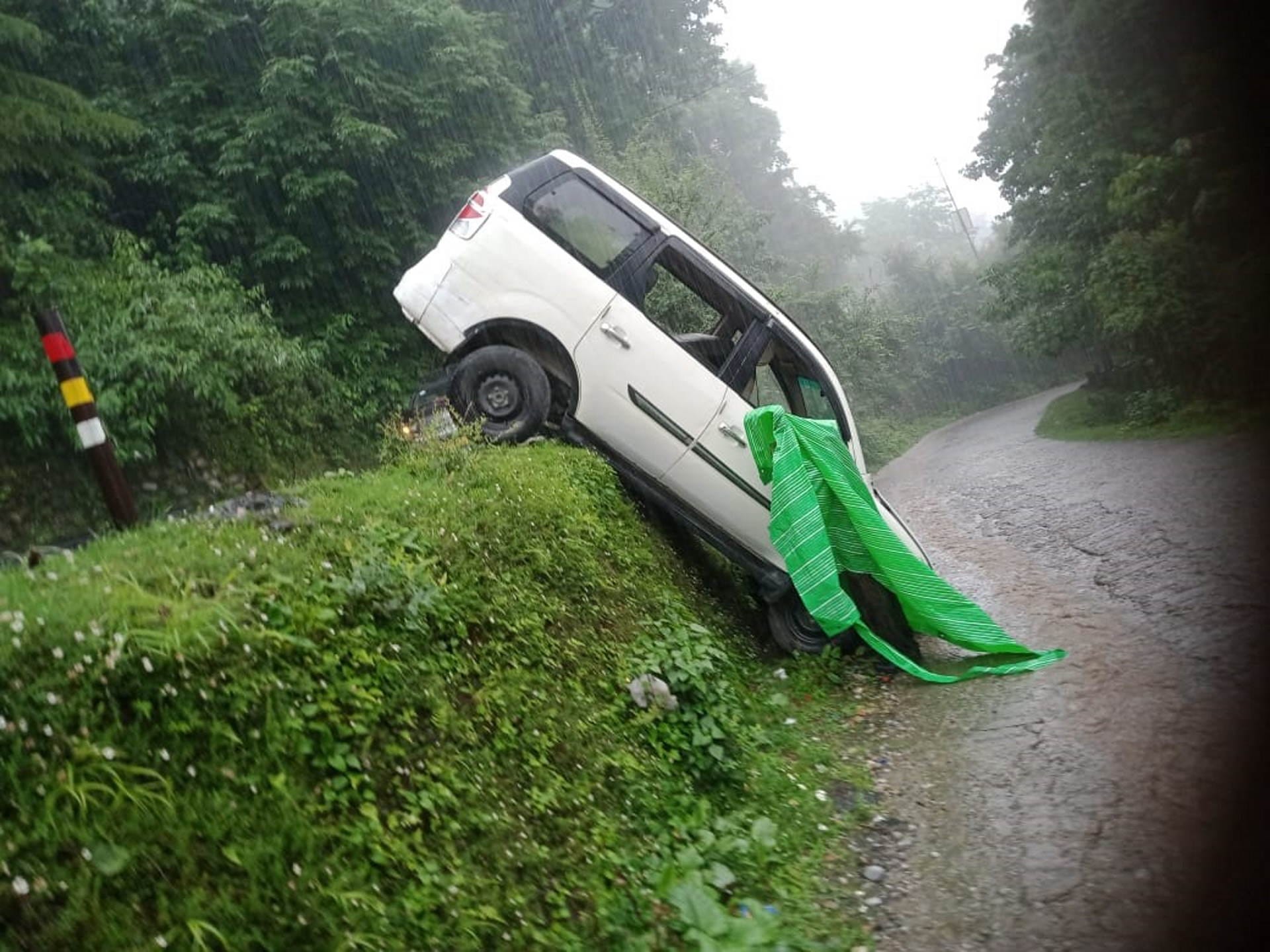 Uttarakhand Weather News rain debris on the highway vehicles stranded mussoorie Watch photos