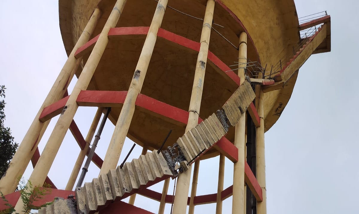 Stairs of water tank in Shivpur fell during heavy rains panic among local people