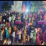 खारुन गंगा मैया और हटकेश्वर महादेव की महाआरती करते श्रद्धालुगण