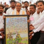मुख्यमंत्री को युवाओं ने उपहार स्वरूप पेंटिंग भेंट की।