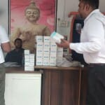 सिगरा थाने में जब्त दवाओं के साथ अधिकारी