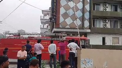 Hotel kitchen caught fire due to short circuit in azamgarh  tourist and staff saved their lives