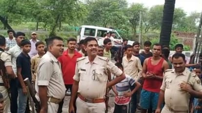 Bihar : हथियार के बल पर अपराधियों ने बैंक में डाला डाका; 11 लाख लूटे, ग्राहकों से भी की लूटपाट Bihar: Criminals looted South Bihar Gramin Bank in Nalanda; Looted 11 lakhs, also looted customers.