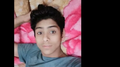 Bihar : घर से बुलाकर ले गये दोस्त'; रेलवे ट्रैक पर पांच टुकड़ों में मिली लाश Bihar: Murder of a teenager in Bettiah, friends had taken him away from home, Bihar News.