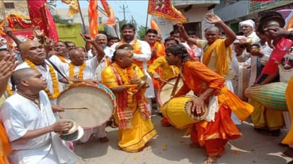 मुड़िया पूर्णिमा मेला: एक बार फिर जीवंत हो उठी 466 साल पुरानी गुरु-शिष्य परंपरा, भक्तों ने की पुष्पवर्षा Devotees thronged to see procession of Mudiya saints dancing and chanting Harinam in Mathura