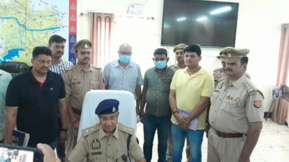 UP News: 25 हजार का इनामी सोनभद्र का पूर्व एआरटीओ साथी समेत गिरफ्तार, थानों में बंद वाहनों को छुड़ाने का मामला Rs 25 thousand rewarded Sonbhadra former ARTO arrested with partner