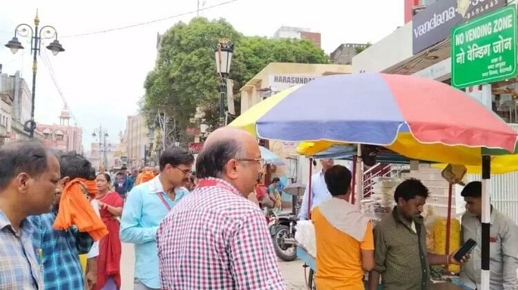 Varanasi: चिप्स के पैकेट के लिए भी 50 रुपये की धरोहर राशि! नगर निगम के फरमान से गंगा घाट के दुकानदार कन्फ्यूज