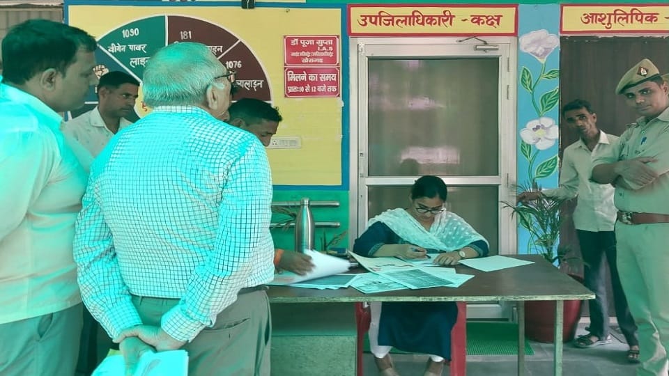 SDM put chairs outside office in kheragarh Tehsil after advocates locked offices agra up hindi news