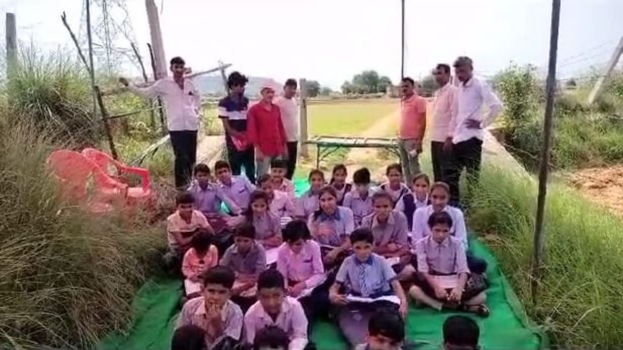 Alwar News Villagers sitting on dharna with school children demanding opening of road