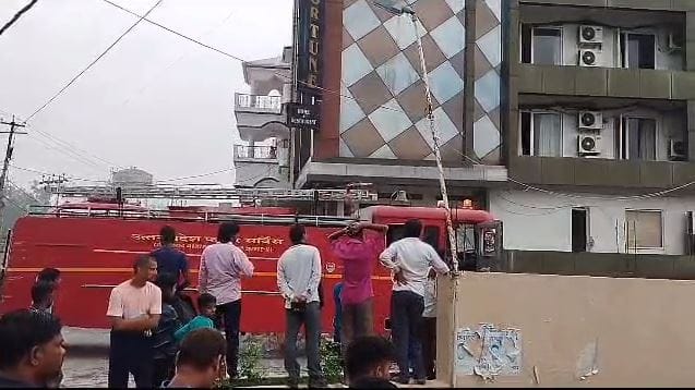 Hotel kitchen caught fire due to short circuit in azamgarh  tourist and staff saved their lives
