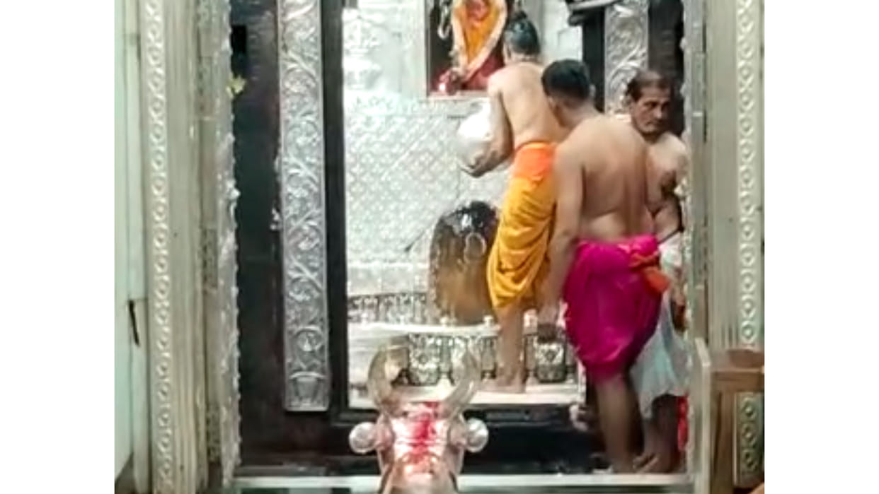 Ujjain Mahakal: Crowd of devotees for Mahakal darshan, doing darshan from barricades