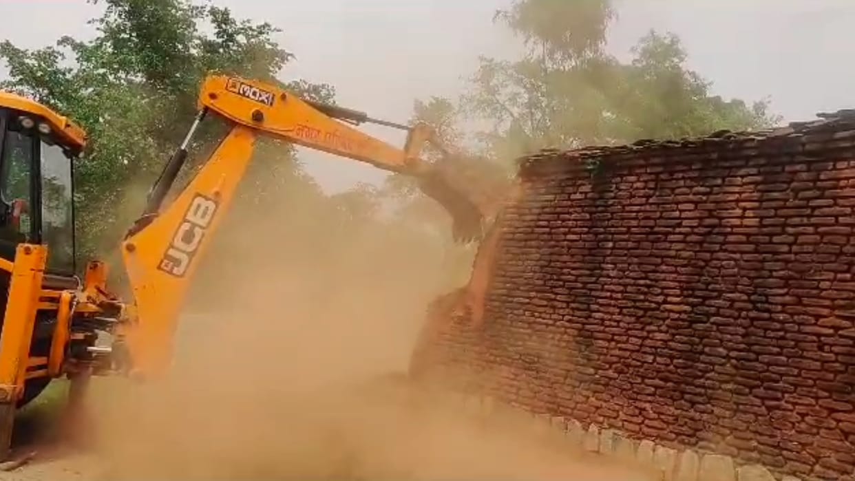 MP News: The house of the absconding prize accused in the murder of an 11-year-old girl is razed
