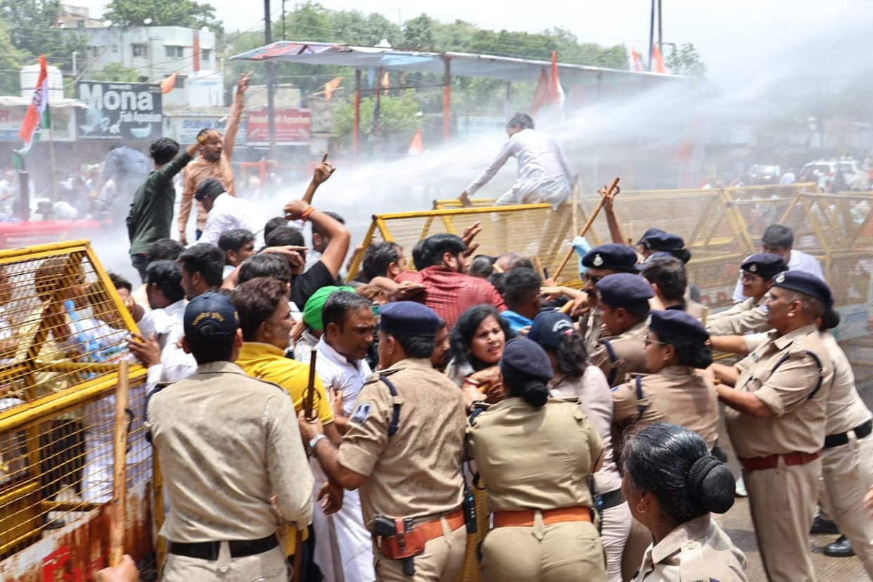 Police fired water cannon on Congressmen who came to protest against Municipal Corporation