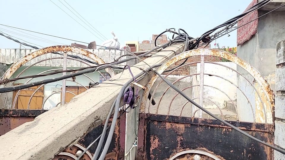 Overload truck collides with electric wire in Kaithal, woman injured after wire falls into house