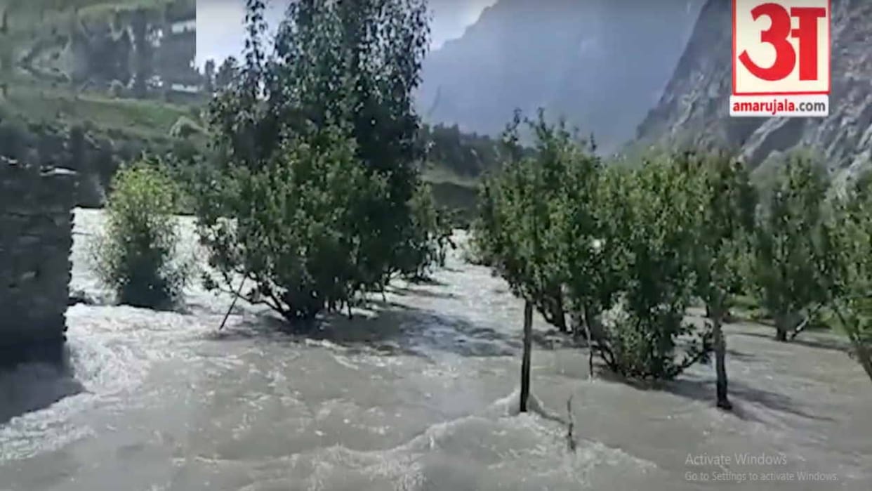 The water level of the Chenab river increased, the gardens and fields of eight farmers of Jobarang and Jasrath