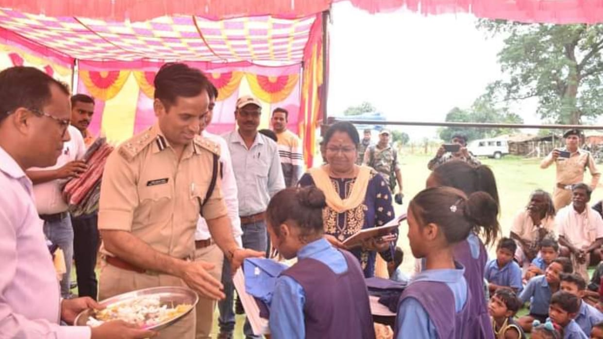 Collector-SP listened to the problems of villagers in Naxalite affected area in Gariaband
