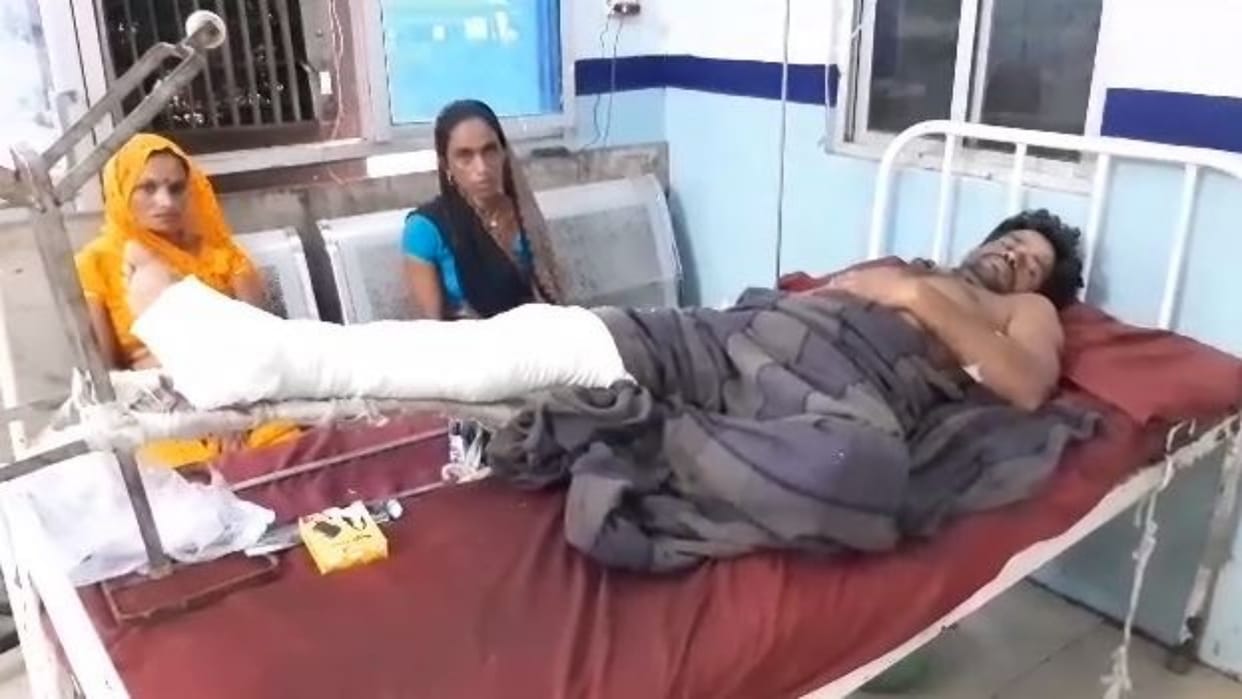 Dholpur News Cattle farmer and crocodile fight in Chambal for half an hour hand and leg injured
