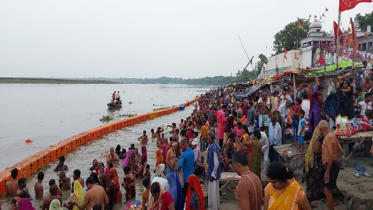 Guru Purnima: Devotees worshiped Guru after bathing in Sangam, huge crowd gathered in temples