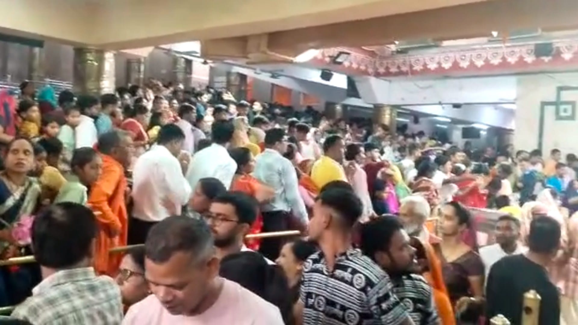Ujjain Mahakal: Crowd of devotees for Mahakal darshan, doing darshan from barricades