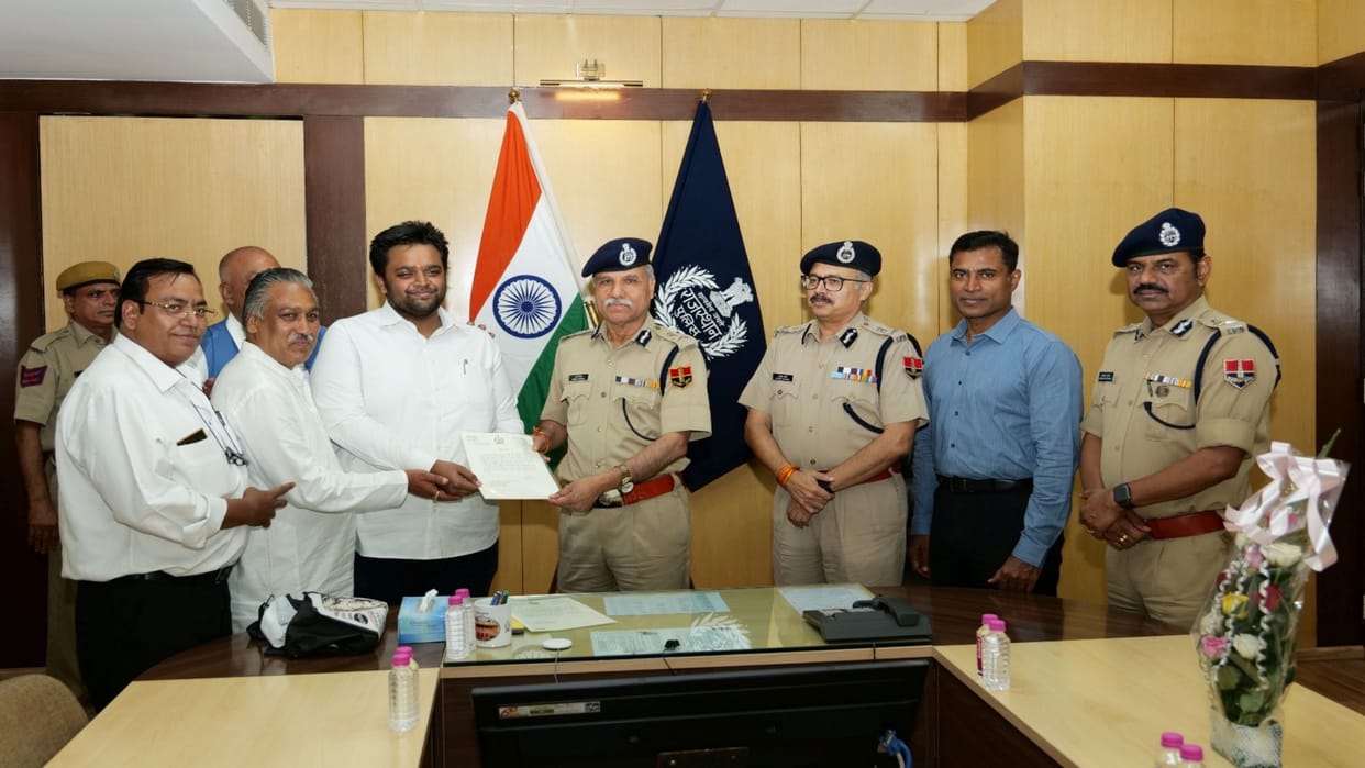 Jaipur News DGP Umesh Mishra honored Saksham and Mahesh who thwarted the robbery incident